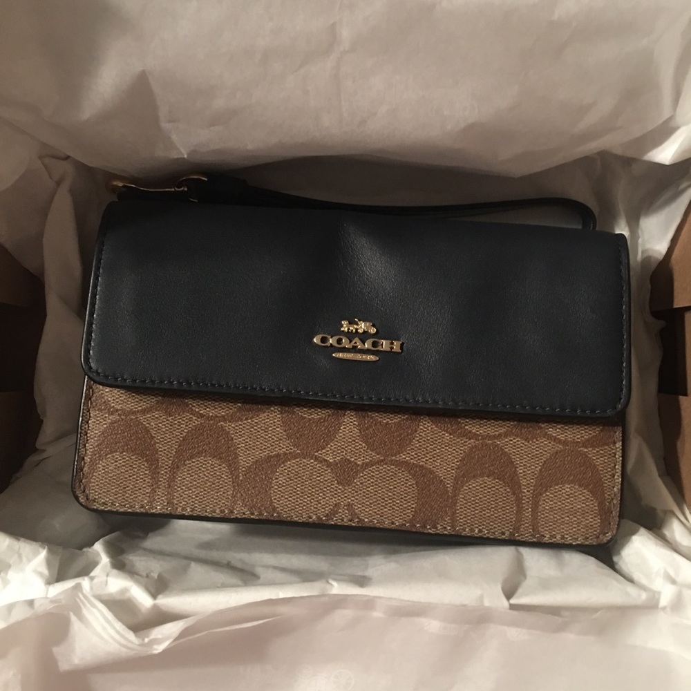 SALE!! Coach Wristlet comes in original box - Picture 5 of 16